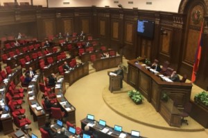 “Суперпремьерская единоличная система”: парламент обсуждает структуру правительства