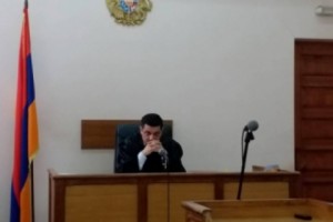 Քննիչի և փաստաբանի վերաբերյալ կաշառքի գործով նիստը հետաձգեց. պաշտպանը 
վատառողջ է