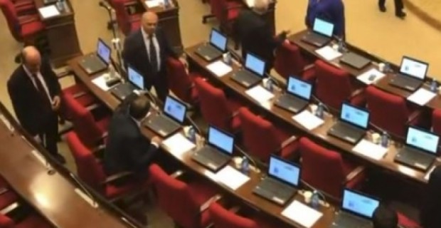 Депутат-республиканец Мурад Мурадян зарегистрировал отсутствовавшего на заседании 
Седрака Сарояна