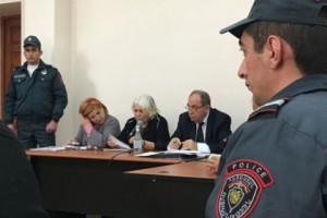 Վկան պնդում է, որ փաստաբանին եւ քննիչին կաշառք են տվել