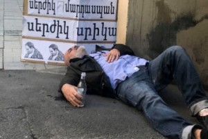 Полицейские попытались помешать Вардгесу Гаспари провести акцию напротив дома 
новоизбранного президента РА