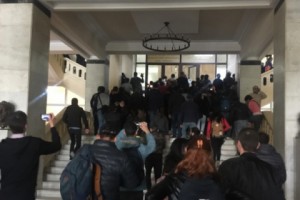 Участники движения “Мой шаг” требовали встречи с ректором ЕГУ, но Арам Симонян не вышел 
из своего кабинета
