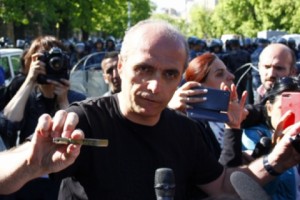 Какое спецсредство применила полиция против манифестантов 
