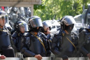 Полиция стягивает на проспект Баграмяна новые силы