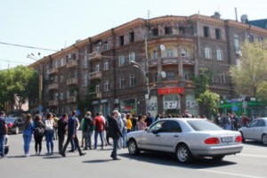 Манифестанты перекрыли перекресток улиц Абовяна-Исаакяна