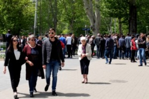 Виолет Григорян, Рубен Ахвердян, Артур Испирян находятся на площади Франции