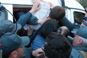Yerevan: Police Detain Dozens of Protesters; Demonstrators Continue to March