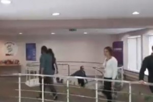 Сотрудники "Синопсиса" потребовали снять со стен совместные с Сержем Саргсяном 
фотографии