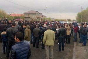 Yeghvard: Shouting “Reject Serzh” Residents Demand Restart of Public Transport to Yerevan