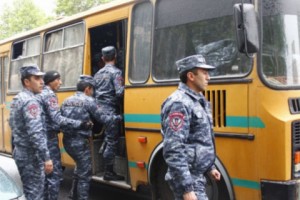 Полицейские избили гражданина, порвали на нем одежду