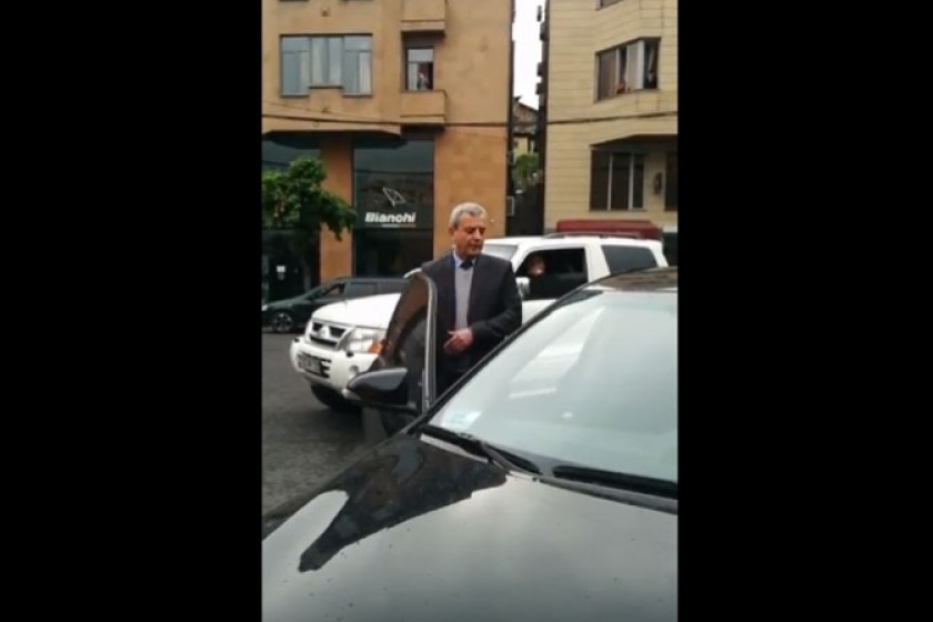 Активисты перекрыли дорогу автомобилю депутата-республиканца Гагика Минасяна