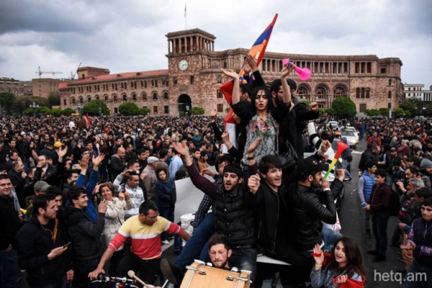 Пресса армении. Революция в Армении 2018. Бархатная революция в Армении. Мирная революция. Армения много людей.
