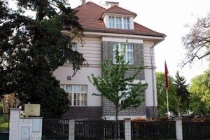 Против премьерства Сержа Саргсяна: в Праге молодые армяне провели акцию перед посольством 
Армении