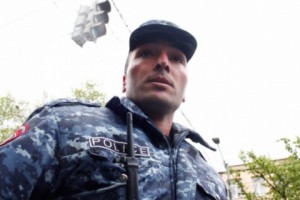"Сердце больное - сиди дома, Тузик": полицейский - демонстранту (видео)