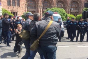 Полицейские силой выводят граждан с площади Республики (обновляется)