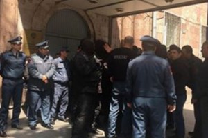 Демонстранты перекрыли дорогу к отделению полиции Шенгавита (обновляется)