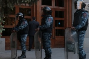 В муниципалитете Эребунинеизвестны начали кидать камни в демонстрантов. Полиция не 
вмешалась