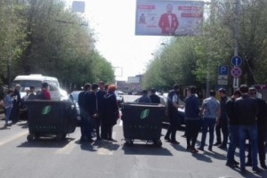 Демонстранты перекрыли перекресток улиц Грачья Кочара и Гюльбенкяна