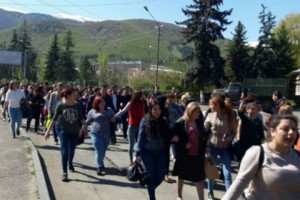 В Ванадзоре бастуют работницы швейной фабрики “Глория”