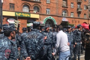 Активисты перекрывают различные участки проспекта Азатутян. Полицейские подвергли 
приводу активиста с пороком сердца
