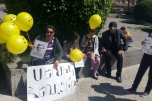 Учащиеся эчмиадзинской школы и их родители проводят акцию протеста (обновляется)