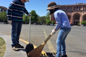  После митингов граждане приводят в порядок площадь Республики 

