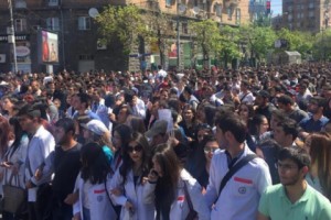 Ուսանողները երթով շարժվում են Հանրապետության հրապարակ