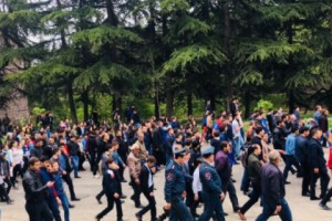 В Иджеване проходит массовое шествие: перекрыта межгосударственная автомагистраль 
(видео)
