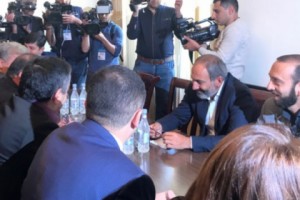 Pashinyan Meets ARF MPs in the Parliament