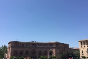 В Ереване перекрыты все подступы к площади Республики