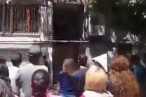 Перед домами депутатов-республиканцев прошли акции протеста (видео)