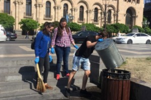 Ереванцы приводят в порядок площадь Республики 

