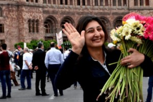 Սպիտակ վերնաշապիկներ, ծաղիկներ, տոնական երաժշտություն․ «դուխով» սպասողները