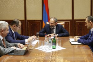 Pashinyan Meets with Finance Officials on Budgetary Matters