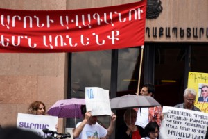 Участники пикета требуют отставки Тарона Маргаряна