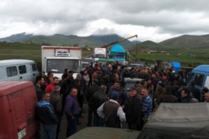 Aragatzotn Villagers Block Highway to Protest Falling Wholesale Milk Prices