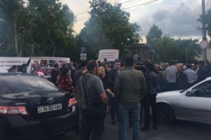 Сторонники группы “Сасна црер” перекрыли проспект Аршакуняц