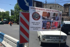 Sasna Dzrer Supporters Continue to Block Street Outside Court