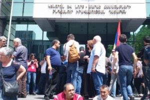 Պատգամավոր Ֆ. Ցոլակյանը դատարան չէր եկել․«Զինված խմբի» գործով ամբաստանյալին 
ազատ արձակելու միջնորդության քննությունը հետաձգվեց