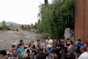 Работники Лусакертской племенной птицефабрики дали дирекции время на восстановление на 
работе уволенных коллег