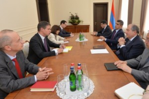 Արմեն Սարգսյանն ընդունել է Ֆրանսիայի դեսպանին եւ Հայաստանում ֆրանսիական համալսարանի ռեկտորին