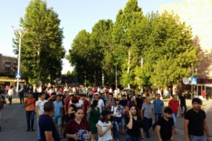 Участники шествия в Эчмиадзине требуют отставки мэра города Карена Григоряна