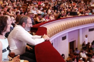 Никол Пашинян присутствовал на открытии "Золотого абрикоса" и на матче с участием легенд 
футбола