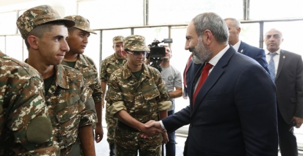 Премьер-министр ознакомился с проведением призыва и пожелал новобранцам хорошей службы
