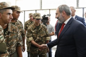 Премьер-министр ознакомился с проведением призыва и пожелал новобранцам хорошей службы
