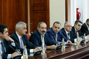 Давайте попробуем инвестировать деньги так, чтобы они принесли добавленную стоимость: 
премьер-министр в Санкт-Петербурге встретился с армянскими бизнесменами