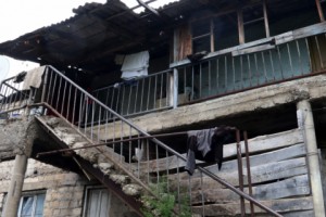 В Вазашене семья живет в аварийном доме и под прицелом противника