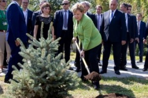 Меркель пообещала Еревану поддержку в решении карабахского конфликта
