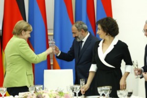 Վարչապետ Նիկոլ Փաշինյանի անունից` ի պատիվ ԳԴՀ կանցլեր Անգելա Մերկելի, տրվել 
է պաշտոնական ընթրիք
