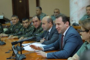 Դավիթ Տոնոյանը հանդիպել է շրջանավարտների հետ